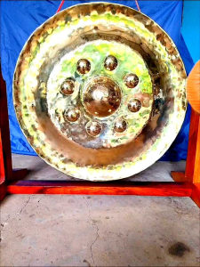 ฆ้องทองเหลืองขนาด 80-100-120 ซม 9 จูม พร้อมขาตั้ง 1ชุด เเถมไม้ตีฟรี เขียนชื่อฟรี เสียงฆ้องดังดี ดังกังวาลดีมาก รับประกันเสียง