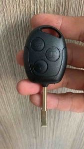 Remote Ford Transit có sẵn mạch chìa khoá cài tay trên xe