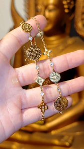 超强吸睛的十方爆运财富手链🤩🤩🤩  💰💰💰由九级高僧加持开光，法力无边，福运加倍！💰💰💰  一条手链，全面提升你的整体运势！  🔄 转来财运，转走霉运！  ✨ 转来贵人，转走小人！  💰 转来客源，转走烂桃花！