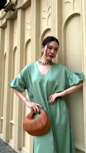 เดรสทรงสวยใส่ง่าย ตามสไตล์ลักซ์ชูว์ ดีไซน์ช่วงบนเป็นคอวี โดดเด่นที่ช่วงแขนแต่งขยุ้ม เวลาใส่สวยมาก ช่วงตัวปล่อยๆ ชายผ่า2ข้าง เนื้อผ้าซาตินเนื้อพรีเมี่ยม ขึ้นทรงดีงาม ใส่ได้บ่อยหลากหลายโอกาส ใครใส่ก็ดูดี