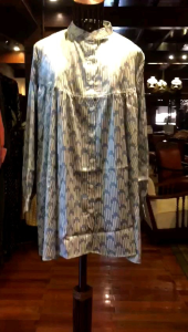 Denna Tunik by Dian Pelangi LIMITED EDITION Blouse Baju Atasan Kemeja Blus Outfit Casual Formal Kerja Kantor Pesta Pernikahan Kondangan Wanita Hijaber Cantik Anggun Modis Modern Elegan Mewah Model Korea Terbaru Motif Batik Cap Hand Made Kekinian