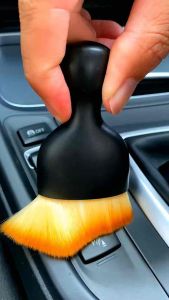 车内缝隙除尘刷2个Car Crevice Dust Brush 在车上备了这把除尘毛刷✨，它质地细腻柔软😍，不伤内饰面板👍🏻，狭小缝隙，轻松扫除，空调口都不放过#汽车清洁 #缝隙刷