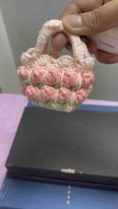 Túi đựng tai nghe airpod hình túi xách hoa tulip bằng len hot trend siêu dễ thương vỏ đựng tai nghe airpod