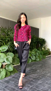 เสื้ออัดพลีท เนื้อดี แพตเทิร์น เรียบหรู ด้วยผ้าลายเสือ แขนยาว คอกลม แต่งกระดุมสีเดียวกับลายผ้า ใส่แล้วสวยมหาราณีสุดๆๆ ** งานดี พลีทแน่นๆ AA Premium ย้ำๆ ถึง 3 ครั้ง เพื่อความคงทน สวยงาม ไม่คลายตัวง่าย