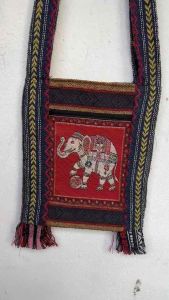 กระเป๋าย่าม ลายช้าง ผ้าพื้นเมือง กระเป๋าผ้าสะพายข้าง ขนาด 10*10 นิ้ว กระเป๋ามีซิปอยู่ด้านบน และด้านหน้า