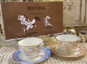 Set 2 ly cà phê kèm dĩa lót Disney ( vườn bách thú) dễ thương chú thỏ và cáo -Set of 2 coffee cups with cute Disney (zoo) rabbit and fox coasters