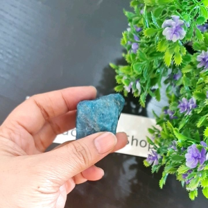 ร้านกฎแรงดึงดูด ATTRACTION SHOP หินดิบบลูอาพาไทด์ หินมงคล เสริมความมั่นใจ เชื่อกัน ว่าช่วยให้พบเจอแต่สิ่งดีๆ ในชีวิต โดยใช้แห้งเสริมพลังอำนาจ โดยเครื่องดื่ม Blue Phosphorite Raw Stone Wool อารอารมอนต์ อะปาหลี