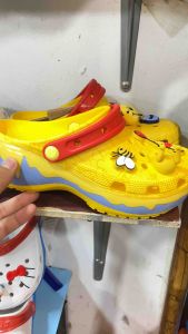 รองเท้าโฟมแฟชั่นทรงคล้าย Cross รุ่นลายคลื่นสีสันสดใส