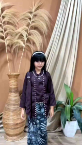 SET KEBAYA ANAK PEREMPUAN MOTIF LAKSMI VIRAL UNTUK USIA 5 - 9 TAHUN\\n\\nKebaya anak desain elegan telah menjadi pilihan populer bagi orang tua yang mencari pakaian tradisional yang cantik dan elegan untuk anak perempuan mereka. Kebaya anak motif Laksmi viral telah menjadi tren baru di kalangan anak-anak usia 5-9 tahun, menawarkan tampilan yang unik dan menarik.\\n\\n Apa Itu Kebaya Anak Desain Elegan?\\n\\nKebaya anak desain elegan adalah pakaian tradisional Indonesia yang dirancang khusus untuk anak-anak. Kebaya ini biasanya terdiri dari atasan berkerah dan rok atau celana pendek. Motif dan warna kebaya dapat bervariasi, tetapi biasanya memiliki desain yang lebih sederhana dibandingkan dengan kebaya dewasa.\\n\\n Bagaimana Membeli Set Kebaya Anak Perempuan Motif Laksmi Viral?\\n\\nUntuk membeli set kebaya anak perempuan motif Laksmi viral, Anda dapat mencari toko online atau toko pakaian tradisional di Indonesia. Pastikan untuk memeriksa ukuran dan bahan sebelum membeli. Anda juga dapat memesan kebaya khusus yang sesuai dengan preferensi anak Anda.\\n\\n Kebaya Anak untuk Acara Resmi: Tips dan Trik\\n\\nKebaya anak motif Laksmi viral adalah pilihan yang sempurna untuk acara resmi seperti pernikahan atau upacara adat. Berikut adalah beberapa tips dan trik untuk membuat kebaya anak Anda tampak sempurna:\\n\\n- Pilih warna dan motif yang sesuai dengan tema acara.\\n- Pastikan ukuran kebaya pas dan tidak terlalu ketat atau longgar.\\n- Gunakan aksesori seperti gelang, kalung, atau topi untuk menambahkan sentuhan akhir yang cantik.\\n\\n Kebaya Anak Usia 5-9 Tahun: Pentingnya Pemilihan Model\\n\\nMemilih model kebaya yang tepat untuk anak usia 5-9 tahun sangat penting untuk memastikan bahwa mereka merasa nyaman dan percaya diri saat mengenakannya. Motif Laksmi dapat membantu meningkatkan kepercayaan diri anak karena desainnya yang unik dan menarik.\\n\\n Mengapa Motif Laksmi Dapat Meningkatkan Kepercayaan Diri Anak?\\n\\nMotif Laksmi adalah simbol keberuntungan dan kemakmuran dalam budaya Hindu dan Buddha. Motif ini sering digunakan dalam pakaian tradisional Indonesia dan dikenal sebagai lambang keindahan dan kecantikan. Anak-anak yang mengenakan kebaya motif Laksmi akan merasa lebih percaya diri karena tampilan unik dan menarik yang ditawarkan.\\n\\n Bagaimana Memilih Warna dan Motif yang Sesuai dengan Anak?\\n\\nPilihan warna dan motif kebaya anak sangat penting untuk menyesuaikan dengan kepribadian dan preferensi anak. Berikut adalah beberapa tips untuk memilih warna dan motif yang sesuai dengan anak:\\n\\n- Pilih warna yang sesuai dengan tema acara atau kegiatan.\\n- Pilih motif yang sesuai dengan usia anak dan preferensinya.\\n- Pertimbangkan bahan kebaya, pastikan bahan tersebut nyaman dan tidak panas saat dikenakan.\\n\\n Kebaya Anak Motif Viral: Bagaimana Membuatnya Menjadi Tren?\\n\\nKebaya anak motif viral telah menjadi tren baru di kalangan anak-anak usia 5-9 tahun. Berikut adalah beberapa cara untuk membuat kebaya anak motif viral menjadi tren:\\n\\n Cara Mencari Inspirasi untuk Membuat Kebaya Anak Unik\\n\\nAnda dapat mencari inspirasi untuk membuat kebaya anak unik dengan melihat tren fashion saat ini, mencari ide di media sosial, atau berkonsultasi dengan desainer pakaian tradisional. Jangan takut untuk bereksperimen dengan warna, motif, dan aksesori untuk membuat kebaya anak Anda menjadi unik dan menarik.\\n\\n Bagaimana Menggunakan Media Sosial untuk Meningkatkan Popularitas Kebaya Anak?\\n\\nMedia sosial adalah alat yang kuat untuk meningkatkan popularitas kebaya anak motif viral. Anda dapat membagikan foto anak Anda yang mengenakan kebaya di media sosial seperti Instagram, Facebook, atau Twitter. Jangan lupa untuk menggunakan hashtag yang relevan seperti KebayaAnakDesainElegan atau KebayaAnakMotifViral untuk meningkatkan visibilitas postingan Anda.\\n\\nDengan mengikuti tips dan trik di atas, Anda dapat memastikan bahwa anak Anda merasa nyaman dan percaya diri saat mengenakan kebaya anak motif Laksmi viral. Selamat mencoba!\"