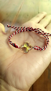 Gelang Tali Tridatu Clover: Aksesoris yang Cocok untuk Acara Formal