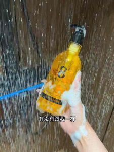 人参洗发水 (400ml) Ginseng Shampoo 😍8分钟人参洗发水 看到这瓶洗发水的时候，我觉得碉堡了。 真的要一颗完整的人参在瓶子里吖你‼️