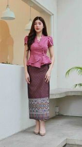 ชุดลูกไม้ป้ายหน้าอัดผ้ากาว แต่งชายระบาย2ชั้น(เสื้อ+ผ้าถุงป้ายฟรีไซส์ติดตะขอ)