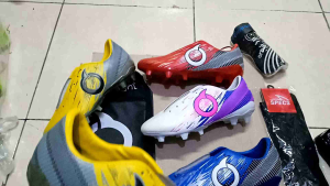 sepatu bola pria