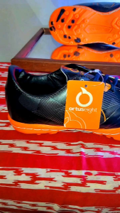 Sepatu Futsal Mini Soccer Junior Hitam Orange Berkualitas Kuat Ringan Nyaman Dipakai Anti Slip