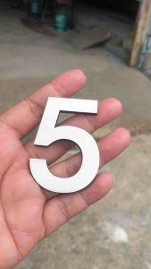 ตัวเลขสแตนเลสแฮร์ไลน์สีเงิน รองหลังด้วยอะคริลิคสีดำหนารวม 3.5 มม. สูง 3 ซม. 4 ซม. 5 ซม. 7.5 ซม.