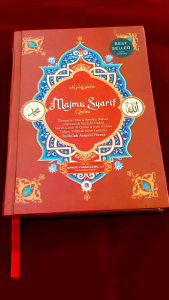 Majmu Syarif Qolbu | Buku Majmu Syarif | Kitab Majmu Syarif\\n\\n Apa itu Majmu Syarif Qolbu?\\n\\nMajmu Syarif Qolbu adalah sebuah kumpulan hadits yang disusun dengan tujuan memberikan pemahaman yang lebih baik tentang ajaran Islam. Hadits-hadits yang terkandung di dalam kitab ini merupakan hasil penyaringan dari berbagai sumber hadits yang sahih dan hasan.\\n\\n Sejarah Kumpulan Hadits\\n\\nSejarah kumpulan hadits dapat ditelusuri sejak zaman Nabi Muhammad SAW hingga masa sekarang. Hadits-hadits tersebut telah melewati proses penyaringan oleh para ulama dan para pemaham hadits yang berkompeten. Majmu Syarif Qolbu sendiri merupakan hasil penyusunan dari para ulama yang ahli dalam bidang hadits.\\n\\n Tujuan Penyusunan Kitab Syarif\\n\\nTujuan utama penyusunan kitab Majmu Syarif Qolbu adalah untuk memberikan pemahaman yang lebih baik tentang ajaran Islam kepada umat Muslim. Dengan adanya kitab ini, umat Muslim dapat belajar dan memahami hadits-hadits yang sahih dan hasan.\\n\\n Bagaimana Menggunakan Majmu Syarif Qolbu?\\n\\nUntuk mendapatkan manfaat maksimal dari kitab Majmu Syarif Qolbu, berikut adalah beberapa panduan awal yang dapat Anda ikuti:\\n\\n Panduan Awal Untuk Membaca Kitab Syarif\\n\\n1. Pahami struktur kitab: Sebelum memulai membaca kitab Majmu Syarif Qolbu, penting bagi Anda untuk memahami struktur kitab tersebut. Kitab ini terdiri dari berbagai hadits yang disusun berdasarkan topik-topik tertentu.\\n2. Belajar tentang hadits: Sebelum memulai membaca kitab ini, pastikan Anda telah mempelajari dasar-dasar tentang hadits, termasuk jenis-jenis hadits, penilaian hadits, dan lain-lain.\\n3. Membaca secara teratur: Untuk mendapatkan manfaat maksimal dari kitab ini, penting bagi Anda untuk membacanya secara teratur.\\n\\n Mengidentifikasi Topik Penting dalam Kumpulan Hadits\\n\\nMengidentifikasi topik penting dalam kumpulan hadits dapat dilakukan dengan cara:\\n\\n1. Membaca judul dan sub-judul setiap bab: Judul dan sub-judul setiap bab biasanya menggambarkan topik utama yang dibahas di dalam bab tersebut.\\n2. Mencari kata kunci: Kata kunci dapat membantu Anda mengidentifikasi topik penting dalam kumpulan hadits.\\n\\n Manfaat Belajar Majmu Syarif Qolbu\\n\\nBelajar Majmu Syarif Qolbu memiliki beberapa manfaat, antara lain:\\n\\n Meningkatkan Pengetahuan tentang Islam\\n\\nMajmu Syarif Qolbu dapat membantu meningkatkan pengetahuan tentang Islam, terutama tentang hadits-hadits yang sahih dan hasan. Dengan mempelajari kitab ini, Anda akan mendapatkan pemahaman yang lebih baik tentang ajaran Islam.\\n\\n Membantu Pengembangan Spiritual\\n\\nBelajar Majmu Syarif Qolbu juga dapat membantu pengembangan spiritual Anda. Dengan memahami hadits-hadits yang sahih dan hasan, Anda akan mendapatkan pemahaman yang lebih baik tentang bagaimana menjalankan ajaran Islam dalam kehidupan sehari-hari.\\n\\n Dimana Mendapatkan Buku Majmu Syarif?\\n\\nMajmu Syarif Qolbu dapat ditemukan di berbagai pustaka Islam terbaik dan sumber online.\\n\\n Pustaka Islam Terbaik untuk Kumpulan Hadits\\n\\nBeberapa pustaka Islam terbaik yang menyediakan kumpulan hadits, termasuk Majmu Syarif Qolbu, antara lain:\\n\\n- Pustaka Al-Kautsar\\n- Pustaka Al-Muhajir\\n- Pustaka Al-Falah\\n\\n Sumber Online untuk Kitab Syarif\\n\\nSelain di pustaka fisik, Anda juga dapat mengakses kitab Majmu Syarif Qolbu melalui sumber online, seperti:\\n\\n- Al-Maktabah\\n- KitabKita\\n- Quran Hadits\n}