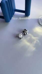 Nice Accident รุ่น ‘Summer Bloom’ | ต่างหูดอกไม้สีเงินประดับมุก (Silver Flower & Pearl Earrings)