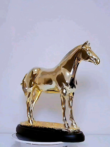 Patung Kuda Emas Keberuntungan Pajangan Dekorasi Kreatif Vintage Gaya Retro Cocok Untuk Hadiah Kerabat dan Rekan Bisnis Trojan Horse Kuda Troya
