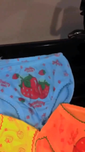 Celana dalam anak motif strawberry