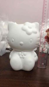Tượng thạch cao tô màu ống heo hình Hello Kitty.