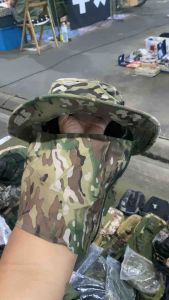หมวกปีกมีที่ปิดหน้ากันแดด ลายMulticam ด้านข้างมีซิปรูดเปิดปิด รอบหัว 58-60cm. ปีกกว้าง6.5cm. ผ้าหน้าคุณภาพดี แข็งแรงทนทาน กันแดดได้ดีมาก