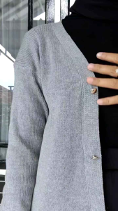 Kardigan Atasan Wanita Kancing Gold: Desain Kekinian untuk Gaya Kasual