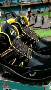 SEPATU BOOTS SAPETY PRIA SEPATU UJUNG BESI ARMOUR HITAM AGLS
