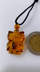 ก-2 อำพันพม่า รูปแกะสลัก นกฮูก พร้อมเชือกห้อยคอ ปรับระดับได้ค่ะ อำพันพม่าฟอสซิลยางไม้กลายเป็นหินธรรมชาติจากประเทศพม่า เมืองคะฉิ่ง