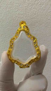 กรอบพระตลับชุบทองงานล้อมเพชรตลับเป็นงานใส่หลวงพ่อกรวย ขนาดของตลับวัดได้2.7*3.5cm