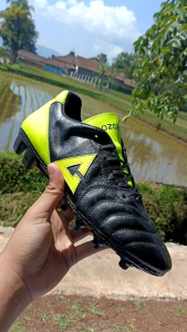 Sepatu Bola Kulit Kalea Aozora Lugga FG Black Stabilo Bahan Kulit Berkualitas Tinggi Full. Dijahit Keliling Nyaman Dipakai