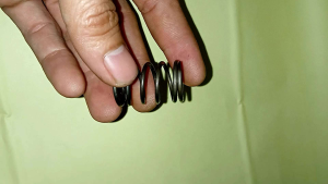 Per Spring Piston Jet Cleaner 30x19x15 HNL QL 1900 Per Stiman\\n\\n Apa itu Per Spring Piston Jet Cleaner?\\n\\nPer Spring Piston Jet Cleaner adalah alat pembersih bertekanan tinggi yang dirancang khusus untuk membersihkan mesin motor dan komponen-komponennya. Dengan dimensi 30x19x15 cm, HNL QL 1900 ini memiliki kapasitas tangki air yang cukup besar dan mampu menghasilkan tekanan air hingga 190 bar. Alat ini sangat efektif dalam membersihkan kotoran, karat, dan sisa-sisa oli pada mesin motor.\\n\\n Keunggulan dari Per Spring Piston Jet Cleaner\\n\\nPer Spring Piston Jet Cleaner memiliki beberapa keunggulan, seperti:\\n\\n- **Tekanan air yang tinggi**: Mampu membersihkan kotoran yang sulit dicapai oleh metode pembersihan biasa.\\n- **Dapat digunakan untuk berbagai jenis motor**: Kompatibel dengan berbagai jenis motor, mulai dari motor bebek hingga motor sport.\\n- **Praktis dan mudah digunakan**: Alat ini memiliki desain ergonomis dan ringan, sehingga mudah digunakan oleh pengguna.\\n- **Kompatibel dengan suku cadang motor**: Dapat digunakan bersamaan dengan suku cadang motor lainnya, seperti filter udara dan oli.\\n\\n Cara Menggunakan Per Spring Piston Jet Cleaner\\n\\nBerikut adalah langkah-langkah penggunaan Per Spring Piston Jet Cleaner:\\n\\n1. Pastikan motor telah dimatikan dan tidak ada bagian yang panas.\\n2. Isi tangki air dengan air bersih.\\n3. Hubungkan selang air ke sumber air.\\n4. Pasang nozel pembersih pada ujung selang.\\n5. Tekan tombol pengaturan tekanan air sesuai kebutuhan.\\n6. Mulai membersihkan mesin motor dengan gerakan melingkar.\\n7. Setelah selesai, matikan alat dan buang air sisa di tangki.\\n\\n Tips dan trik untuk hasil terbaik\\n\\nBerikut adalah beberapa tips dan trik untuk mendapatkan hasil pembersihan yang maksimal:\\n\\n- **Gunakan air bersih**: Gunakan air bersih dan jernih untuk mendapatkan hasil pembersihan yang maksimal.\\n- **Pilih nozel yang tepat**: Pilih nozel yang sesuai dengan jenis motor dan bagian yang akan dibersihkan.\\n- **Gunakan tekanan air yang tepat**: Atur tekanan air sesuai dengan kebutuhan dan jenis motor.\\n- **Lakukan pembersihan secara rutin**: Lakukan pembersihan secara rutin untuk menjaga kinerja mesin motor tetap optimal.\\n\\n Suku Cadang Motor dan Aksesoris yang Mendukung Penggunaan Per Spring Piston Jet Cleaner\\n\\nBerikut adalah beberapa suku cadang motor dan aksesoris yang mendukung penggunaan Per Spring Piston Jet Cleaner:\\n\\n- **Filter udara**: Menggunakan filter udara yang bersih akan meningkatkan efektivitas pembersihan mesin motor.\\n- **Oli mesin**: Menggunakan oli mesin yang berkualitas akan membantu dalam proses pembersihan mesin motor.\\n- **Aksesoris tambahan**: Ada beberapa aksesoris tambahan yang dapat meningkatkan kinerja Per Spring Piston Jet Cleaner, seperti nozel pembersih khusus dan alat penyaring air.\\n\\n Suku cadang motor yang kompatibel dengan Per Spring Piston Jet Cleaner\\n\\nPer Spring Piston Jet Cleaner dapat digunakan bersamaan dengan berbagai suku cadang motor, seperti filter udara, oli mesin, dan komponen-komponen lainnya.\\n\\n Aksesoris tambahan yang dapat meningkatkan kinerja Per Spring Piston Jet Cleaner\\n\\nAda beberapa aksesoris tambahan yang dapat meningkatkan kinerja Per Spring Piston Jet Cleaner, seperti:\\n\\n- **Nozel pembersih khusus**: Nozel pembersih khusus dirancang untuk membersihkan bagian-bagian tertentu pada mesin motor.\\n- **Alat penyaring air**: Alat penyaring air dapat membantu dalam menyaring air sebelum digunakan untuk pembersihan.\\n\\nDengan menggunakan Per Spring Piston Jet Cleaner dan aksesoris tambahan yang tepat, Anda dapat menjaga mesin motor tetap bersih dan berkinerja optimal.\"