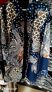 Kemeja Pria Batik Modern Bahan Katun Ekspor & Lapis Furing\\n\\n Kemeja Pria Nyaman\\n\\n Mengenal Kemeja Pria Batik Modern\\n\\nKemeja pria batik modern merupakan pilihan tepat bagi Anda yang ingin tampil modis dan nyaman dalam berbagai acara. Dengan desain yang unik dan bervariasi, kemeja batik modern menawarkan gaya yang sesuai dengan kebutuhan sehari-hari maupun acara formal.\\n\\n Tips Memilih Kemeja Pria Nyaman\\n\\nUntuk memastikan kemeja pria yang Anda pilih nyaman dipakai, perhatikan beberapa hal berikut:\\n\\n- Pilih bahan yang lembut dan tidak mengganggu kulit, seperti katun atau sutra.\\n- Ukuran kemeja harus pas, tidak terlalu ketat maupun longgar.\\n- Pilih warna dan motif yang cocok dengan warna kulit dan bentuk tubuh Anda.\\n\\n Kemeja Katun Ekspor\\n\\n Keunggulan Kemeja Katun Ekspor\\n\\nKemeja katun ekspor memiliki beberapa keunggulan dibandingkan kemeja biasa, antara lain:\\n\\n- Bahan katun berkualitas tinggi, lembut, dan tidak mudah kusut.\\n- Desain modern dan elegan, cocok untuk berbagai acara.\\n- Durabilitas tinggi, tahan lama dan mudah perawatan.\\n\\n Perawatan Kemeja Katun Ekspor\\n\\nAgar kemeja katun ekspor Anda tetap awet dan tampil menarik, lakukan beberapa langkah perawatan berikut:\\n\\n- Cuci dengan air dingin dan deterjen ringan.\\n- Jemur di tempat teduh, hindari sinar matahari langsung.\\n- Lipat atau gantung kemeja sesuai ukuran, jangan dilipat terlalu rapat.\\n\\n Kemeja Lapis Furing\\n\\n Fungsi Lapis Furing pada Kemeja\\n\\nLapis furing pada kemeja berfungsi sebagai penutup dada bagian dalam kemeja, yang membuat tampilan kemeja menjadi lebih rapi dan profesional. Selain itu, lapis furing juga dapat melindungi baju bagian dalam dari kerusakan.\\n\\n Cara Memilih Kemeja Lapis Furing yang Tepat\\n\\nUntuk mendapatkan kemeja lapis furing yang tepat, pertimbangkan beberapa hal berikut:\\n\\n- Pilih bahan yang sama atau serupa dengan bahan kemeja Anda.\\n- Pastikan ukuran lapis furing sesuai dengan ukuran kemeja Anda.\\n- Pilih warna lapis furing yang senada atau kontras dengan kemeja Anda, tergantung selera dan kebutuhan.\\n\\n Kemeja Batik untuk Acara\\n\\n Tips Memilih Kemeja Batik untuk Acara Formal\\n\\nJika Anda ingin mengenakan kemeja batik untuk acara formal, perhatikan beberapa hal berikut:\\n\\n- Pilih kemeja batik dengan motif dan warna yang sopan dan elegan.\\n- Pastikan ukuran kemeja pas dan tidak terlalu ketat maupun longgar.\\n- Padukan kemeja batik dengan celana atau rok formal yang sesuai.\\n\\n Kombinasi Kemeja Batik dengan Pakaian Lain\\n\\nUntuk mendapatkan penampilan yang menarik, kombinasikan kemeja batik dengan pakaian lain yang sesuai, misalnya:\\n\\n- Celana jeans atau chinos untuk look kasual.\\n- Celana atau rok formal untuk acara formal.\\n- Blazer atau jas untuk penampilan yang lebih profesional.\\n\\nDengan memperhatikan tips dan trik di atas, Anda dapat memilih dan mengenakan kemeja pria batik modern bahan katun ekspor & lapis furing dengan nyaman dan percaya diri.\n}