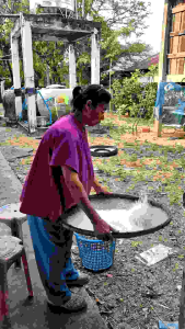 ข้าว 2 สี ด้านล่างเป็นข้าไรซ์เบอรี่ บนเป็นข้าวกล้อง เหมาะสำหรับคนรักสุขภาพ