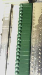 กิ๊ฟติดปีกไก่ สีเขียว พร้อมสลักชื่อและเลข สลักด้วยเครื่องมาร์กกิ้งเลเซอร์