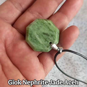 Kalung Hijau Lumut Heksagonal: Aksesoris Perhiasan Alami yang Cantik