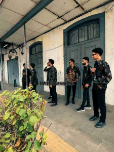 Kemeja Batik Pria Lengan Panjang Sultan Casual SlimFit Burgundy Baju Batik Kantor Formal Cowok Keren