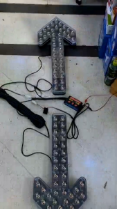 LED ไฟลูกศร สีเหลือง 60x26x5 พร้อมกล่องคอนโทรลกระพริบซ้ายหรือขวา รองรับไฟ 12V-24V