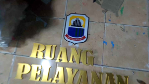 (BISA PILIH HURUF)HURUF TIMBUL AKRILIK MIRROR UKURAN 10 CM KETEBALAN 2 MM