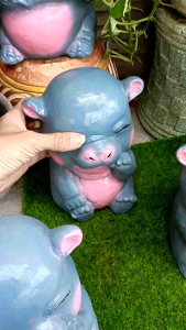หมูเด้งฮิปโปแคระงานปูนปั้นประดับบ้านประดับสวนตกแต่งร้านต้าคาเฟ่จะได้รับจำนวน1คู่สูง8นิ้วกว้าง4.5นิ้วยาว5นิ้วน้ำหนักประมาณ12กก
