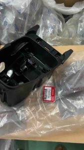 8125A-KVY-960 Box Luggage Bagasi Jok Sadel Beat Karbu Kwualitas Original