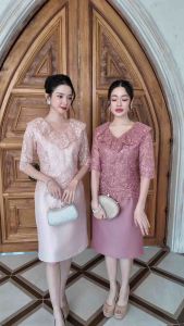 All Ladies เดรสผ้าไหมคอวีระบาย