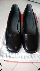 Sepatu kulit wanita preloved size 40 siap pakai tinggi hak 35cm kondisi sepatu masih bagusin sole 255cm. warna hitam utk detail nya mohon chat dahulu