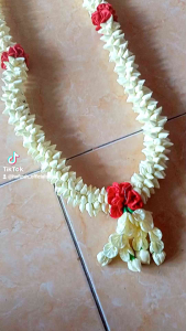 Ronce Pejabat & Kalung Melati Palsu Penjemput Tamu