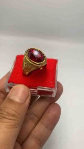 แหวนทอง 18k พลอยหินหยกพม่า พลอยทับทิมสีแดง พลอยบุษราคัมสีเหลือง พลอยหินตาเสือ ด้านข้างพญาครุฑ ช่วยเสริมพลังอำนาจ วาสนา โชคลาภ ความอุดมสมบูรณ์ ร่ำรวยเงินทอง