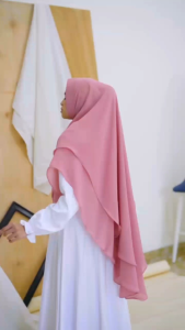 Hijab Arrafi Khimar jilbab kerudung bergo Dua Layer ceruty baby doll Arrafi 625 khimar kekinian\\n\\n Apa Itu Jilbab Arrafi Khimar?\\n\\nJilbab Arrafi Khimar adalah pakaian yang menutupi kepala dan leher perempuan Muslim, menjadi bagian penting dalam penampilan mereka. Sejarah Jilbab Arrafi Khimar dapat ditelusuri sejak zaman Nabi Muhammad SAW, di mana hijab menjadi simbol identitas agama dan budaya.\\n\\n Sejarah Jilbab Arrafi Khimar\\n\\nJilbab Arrafi Khimar berasal dari kata \"khimar\" dalam bahasa Arab, yang berarti penutup kepala. Jilbab ini memiliki fungsi sebagai penutup kepala dan leher perempuan Muslim, dan telah berkembang menjadi berbagai jenis dan model yang sesuai dengan kebutuhan dan selera masyarakat modern.\\n\\n Keunggulan Jilbab Arrafi Khimar\\n\\nJilbab Arrafi Khimar memiliki beberapa keunggulan, seperti:\\n\\n- Membantu menjaga identitas agama dan budaya\\n- Meningkatkan rasa percaya diri\\n- Menyediakan berbagai pilihan warna dan desain yang modis\\n\\n Jilbab Kerudung Bergo: Solusi Stylish Untuk Anda\\n\\nJilbab kerudung bergo adalah pilihan yang cocok bagi perempuan Muslim yang mencari penampilan yang modis dan stylish.\\n\\n Keunggulan Jilbab Kerudung Bergo\\n\\nBerikut beberapa keunggulan jilbab kerudung bergo:\\n\\n- Desain yang simple dan elegan\\n- Mudah dipadukan dengan berbagai outfit\\n- Membantu menutupi kepala dan leher secara rapi\\n\\n Cara Menggunakan Jilbab Kerudung Bergo\\n\\nBerikut langkah-langkah menggunakan jilbab kerudung bergo:\\n\\n1. Tempatkan jilbab di atas kepala Anda\\n2. Lipat ujung jilbab ke depan dan belakang\\n3. Pegang ujung jilbab di bagian depan dan belakang\\n4. Tarik ujung jilbab ke samping dan simpulkan\\n\\n Khimar Kekinian: Pilihan Modis Untuk Anda\\n\\nKhimar kekinian adalah pilihan jilbab yang cocok bagi perempuan Muslim yang mencari penampilan yang modis dan elegan.\\n\\n Keunggulan Khimar Kekinian\\n\\nBerikut beberapa keunggulan khimar kekinian:\\n\\n- Desain yang modis dan trendy\\n- Bahan yang nyaman dan ringan\\n- Mudah dipadukan dengan berbagai outfit\\n\\n Cara Menggunakan Khimar Kekinian\\n\\nBerikut langkah-langkah menggunakan khimar kekinian:\\n\\n1. Tempatkan khimar di atas kepala Anda\\n2. Lipat ujung khimar ke depan dan belakang\\n3. Pegang ujung khimar di bagian depan dan belakang\\n4. Tarik ujung khimar ke samping dan simpulkan\\n\\n Dua Layer Ceruty: Jilbab Stylish Untuk Anda\\n\\nDua layer ceruty adalah pilihan jilbab yang cocok bagi perempuan Muslim yang mencari penampilan yang stylish dan modis.\\n\\n Keunggulan Dua Layer Ceruty\\n\\nBerikut beberapa keunggulan dua layer ceruty:\\n\\n- Desain yang simple dan elegan\\n- Bahan yang nyaman dan ringan\\n- Mudah dipadukan dengan berbagai outfit\\n\\n Cara Menggunakan Dua Layer Ceruty\\n\\nBerikut langkah-langkah menggunakan dua layer ceruty:\\n\\n1. Tempatkan dua layer ceruty di atas kepala Anda\\n2. Lipat ujung dua layer ceruty ke depan dan belakang\\n3. Pegang ujung dua layer ceruty di bagian depan dan belakang\\n4. Tarik ujung dua layer ceruty ke samping dan simpulkan\\n\\n Jilbab Baby Doll: Pilihan Unik Untuk Anda\\n\\nJilbab baby doll adalah pilihan jilbab yang cocok bagi perempuan Muslim yang mencari penampilan yang unik dan menarik.\\n\\n Keunggulan Jilbab Baby Doll\\n\\nBerikut beberapa keunggulan jilbab baby doll:\\n\\n- Desain yang unik dan menarik\\n- Bahan yang nyaman dan ringan\\n- Mudah dipadukan dengan berbagai outfit\\n\\n Cara Menggunakan Jilbab Baby Doll\\n\\nBerikut langkah-langkah menggunakan jilbab baby doll:\\n\\n1. Tempatkan jilbab baby doll di atas kepala Anda\\n2. Lipat ujung jilbab baby doll ke depan dan belakang\\n3. Pegang ujung jilbab baby doll di bagian depan dan belakang\\n4. Tarik ujung jilbab baby doll ke samping dan simpulkan\"\n}