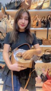 Yunabee กระเป๋าแบรนด์แท้ 33605# ทรง Bucket Bag ไซส์ฐานกระเป๋า 8นิ้ว ดีเทลกระเป๋าเข็มขัดด้านหน้าใช้งานได้จริง