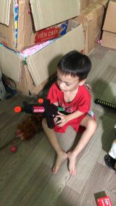 Đồ chơi súng pin đen cho bé