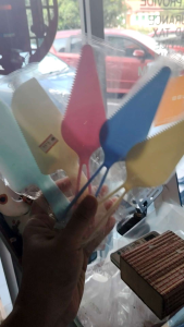 【YQ Bakery Store】 Ready Stock Plastic Cake Knife Seperate one pc disposable