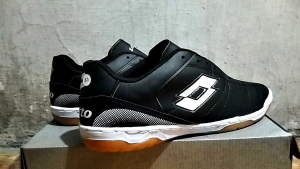 Sepatu Fudsal Bahan Kulit Piyu Premium Size 39-43 (sol sudah di jahit keliling)
