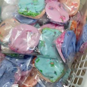 ถุงมือเด็กอ่อนสุดคุ้ม ยกโหล 12 คู่ผ้าป่านคละสี - ใส่สบายไม่ร้อนไม่อับชื้นแรกเกิดถึง 4 เดือน - ไม่เป็นขนใส่สบาย - เหมาะกับทารกน้อย